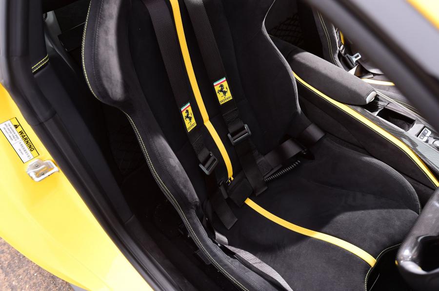 Интерьер Ferrari 812 Superfast 2017 года  (UK) (фото 9 из 25)